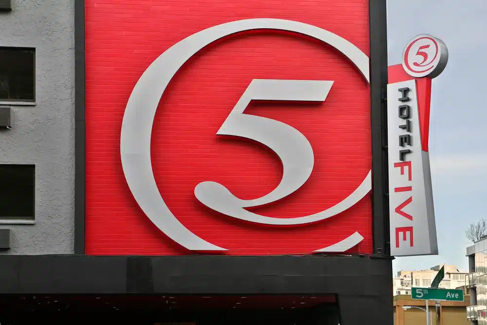 Red sign with large number 5 and the word "TOTALFIVE" on a building.